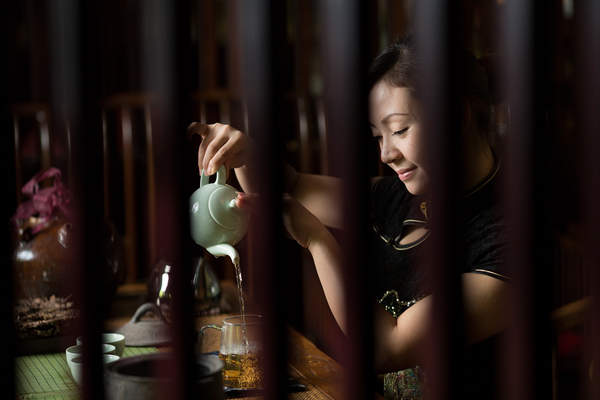 A woman pours tea at the Baishayuan tea house