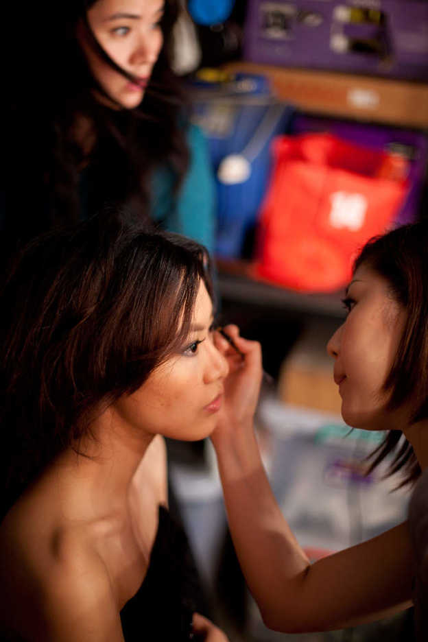 Ceci Lei works on Miss Macau 2009 Laura Li's makeup