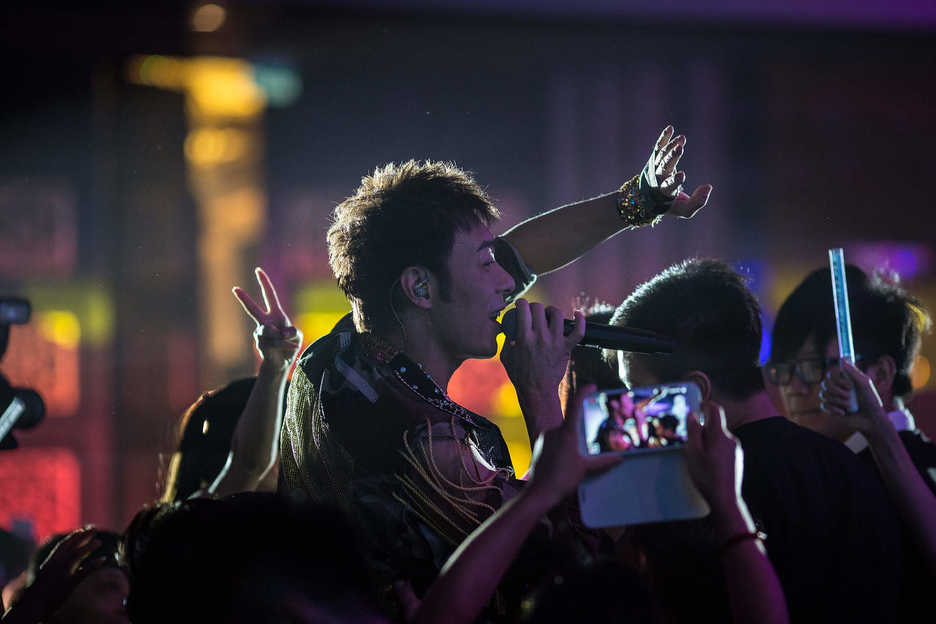 Andy Hui sings in the crowd at Galaxy Macau