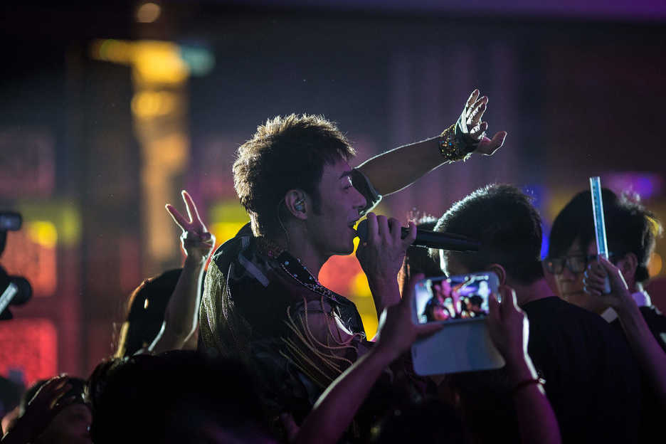 Andy Hui sings in the crowd at Galaxy Macau