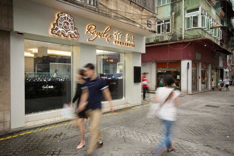 A Royalex Precious Metals store front is illustrated in Macau.