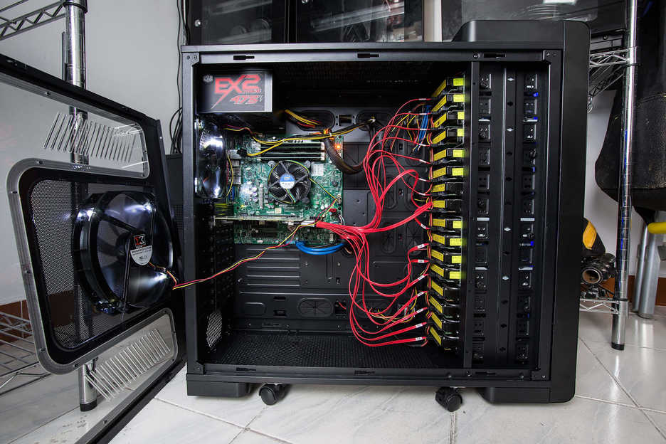 Freenas File Server running in a Xigmatek Elysium computer case