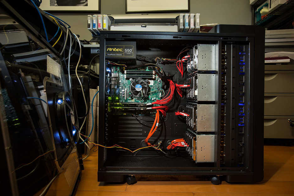 Freenas server with 18 hard drives in a Xigmatek Elysium computer case