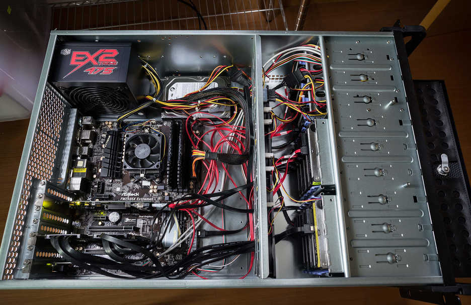 联志 4165 "4U" server chassis assembled for use as a Freenas server