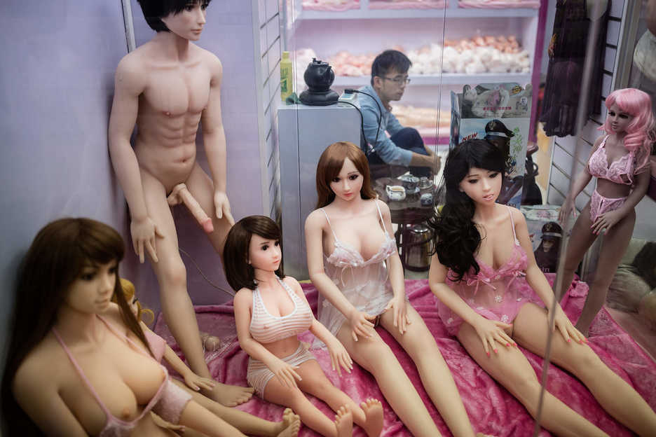 Male and female sex dolls are displayed in China