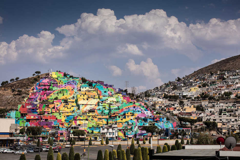 The mural at Colonia Las Palmitas - El Macromural de Pachuca - is seen from a pedestrian overpass