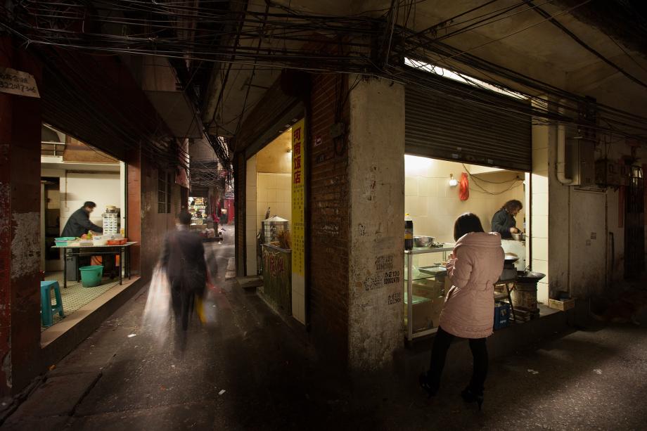 Food vendors on an alleyway in Sanyuanli Village